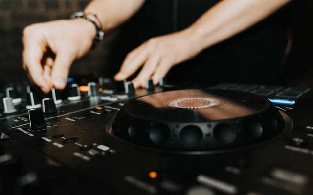 DJ